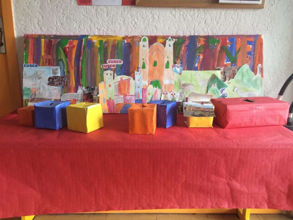La table de partage pour les enfants de Cusco